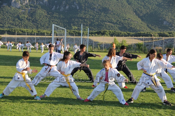 ΕΚΤΟΝΩΘΗΚΑΝ ΣΤΗΝ ΥΠΑΙΘΡΟ ΟΙ ΑΘΛΗΤΕΣ ΤΗΣ WKB HELLAS ΥΠΑΙΘΡΙΟ ΠΡΟΠΟΝΗΤΙΚΟ ΠΡΟΓΡΑΜΜΑ «OUTDOOR TRAINING BUDOKAI & KICK BOXING» ΣΤΟ ΔΗΜΟΤΙΚΟ ΣΤΑΔΙΟ ΚΑΛΑΜΠΑΚΑΣ