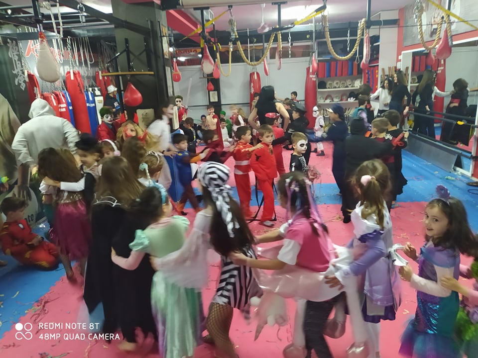 Τρελό αποκριάτικο πάρτυ στο hombu dojo της Καλαμπάκας από την Papapoulios Budokai Fighters