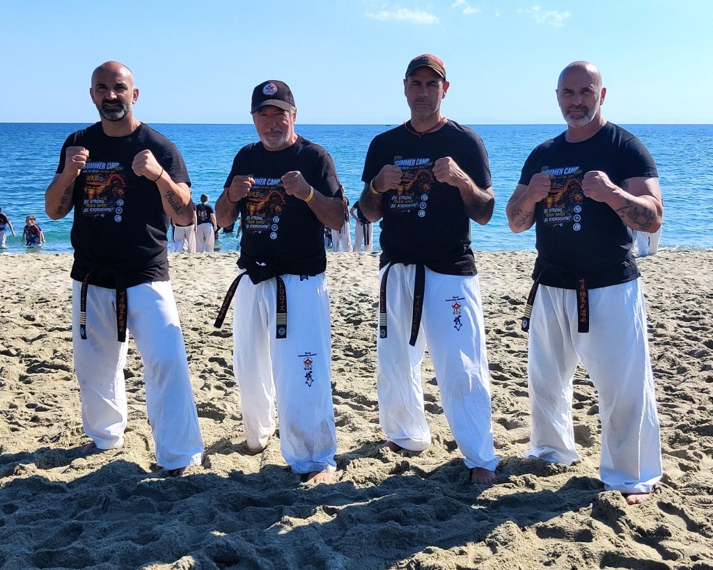Από αριστερά οι Shihan Παπαπούλιος, Kancho Roiz, Shihan Sanchez και Shihan Γαλλιός με τα επίσημα T shirts του 13ου Summer Camp στην άμμο.